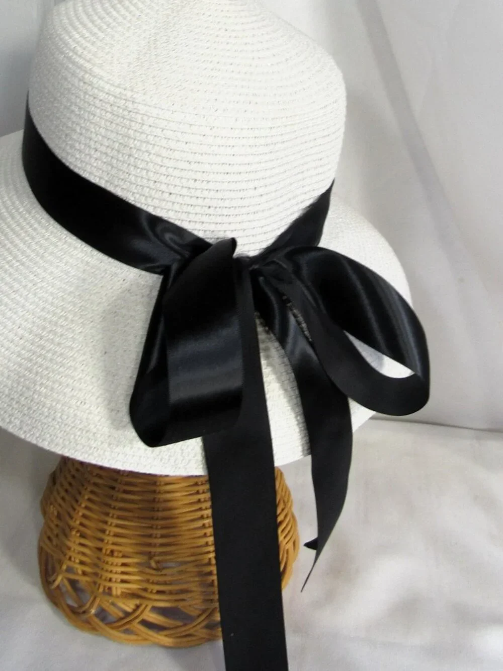 NEW CLASSY RETRO STRAW HAT WHITE + BLACK BOW SIZE M/L SO HEPBURN